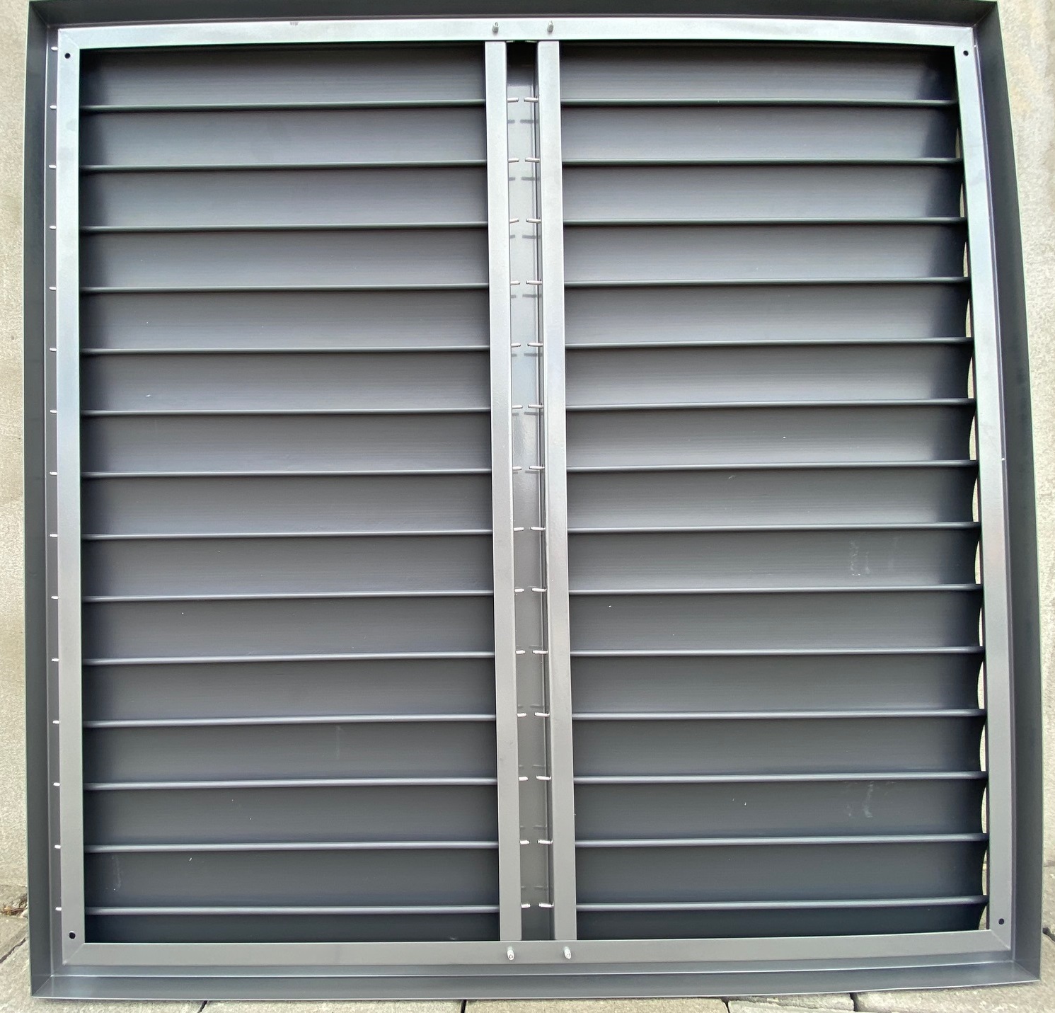 GS-650×650-Gravitacna-mriezka-ram-kovovy-lamely-plastove-uchytenie-lamiel-kovovou-tycou-1